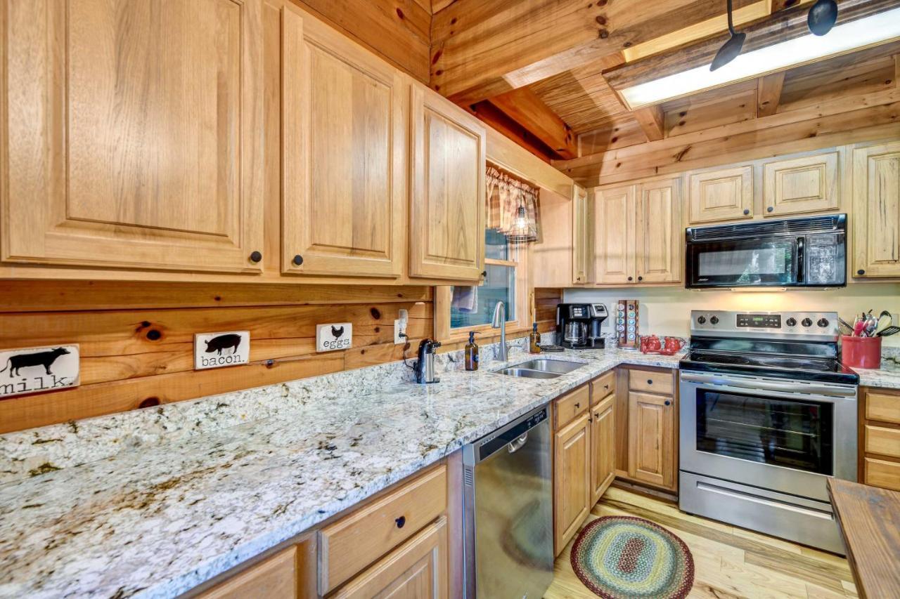 Waynesville Cabin With Covered Deck And Fire Pit! Lake Junaluska ภายนอก รูปภาพ